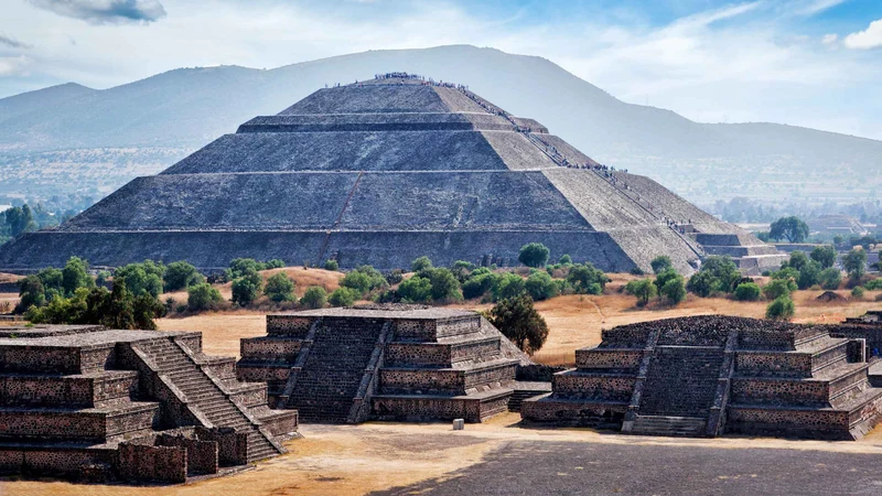 Basilica of Guadalupe and Teotihuacan pyramids combined on a full-day three-cultures Teotihuacan tour from Mexico City