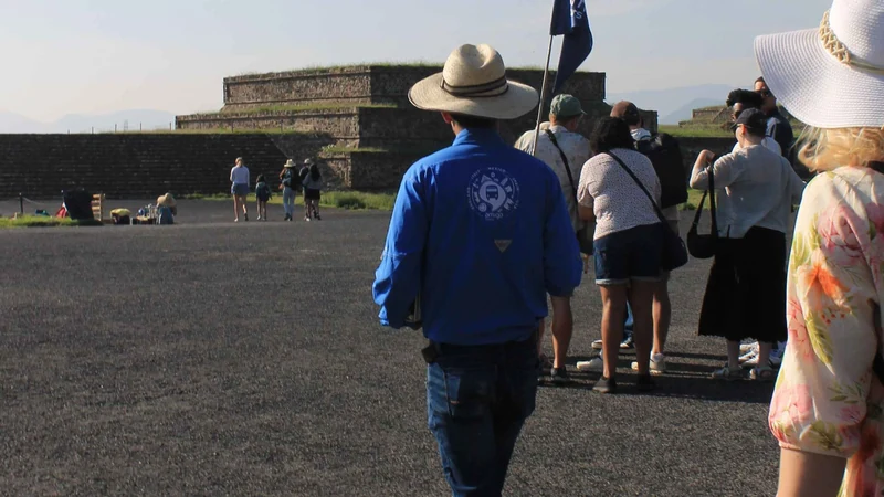 Guide meeting visitors at Gate 1 of the archaeological site on a skip-the-line Teotihuacan pyramids tour